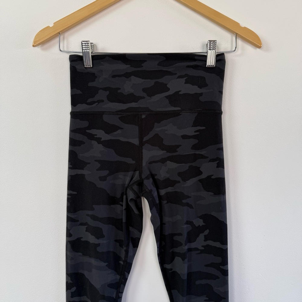 Athleta Elation 7/8 Tight Legging Black Camo Size XS Sporty Yoga Athletic Casual - Picture 4 of 11